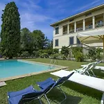 Spacious With Private Pool Near