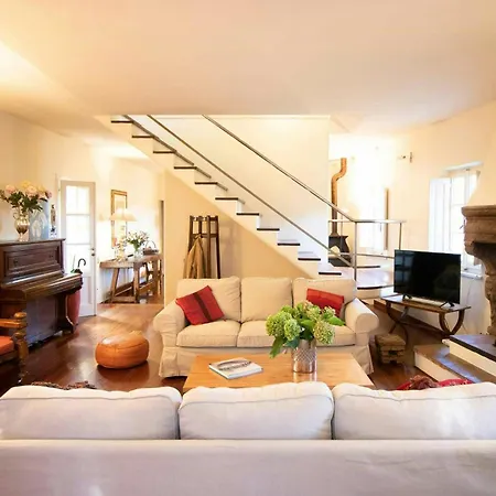 Spacious With Private Pool Near לוקה